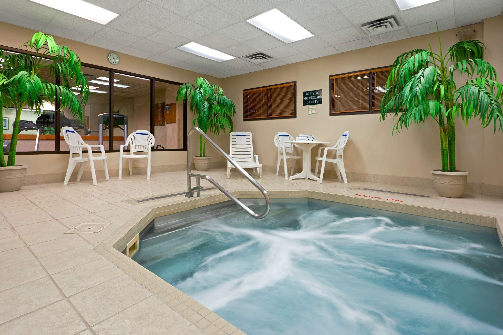 La Quinta By Wyndham Garden City Exterior photo