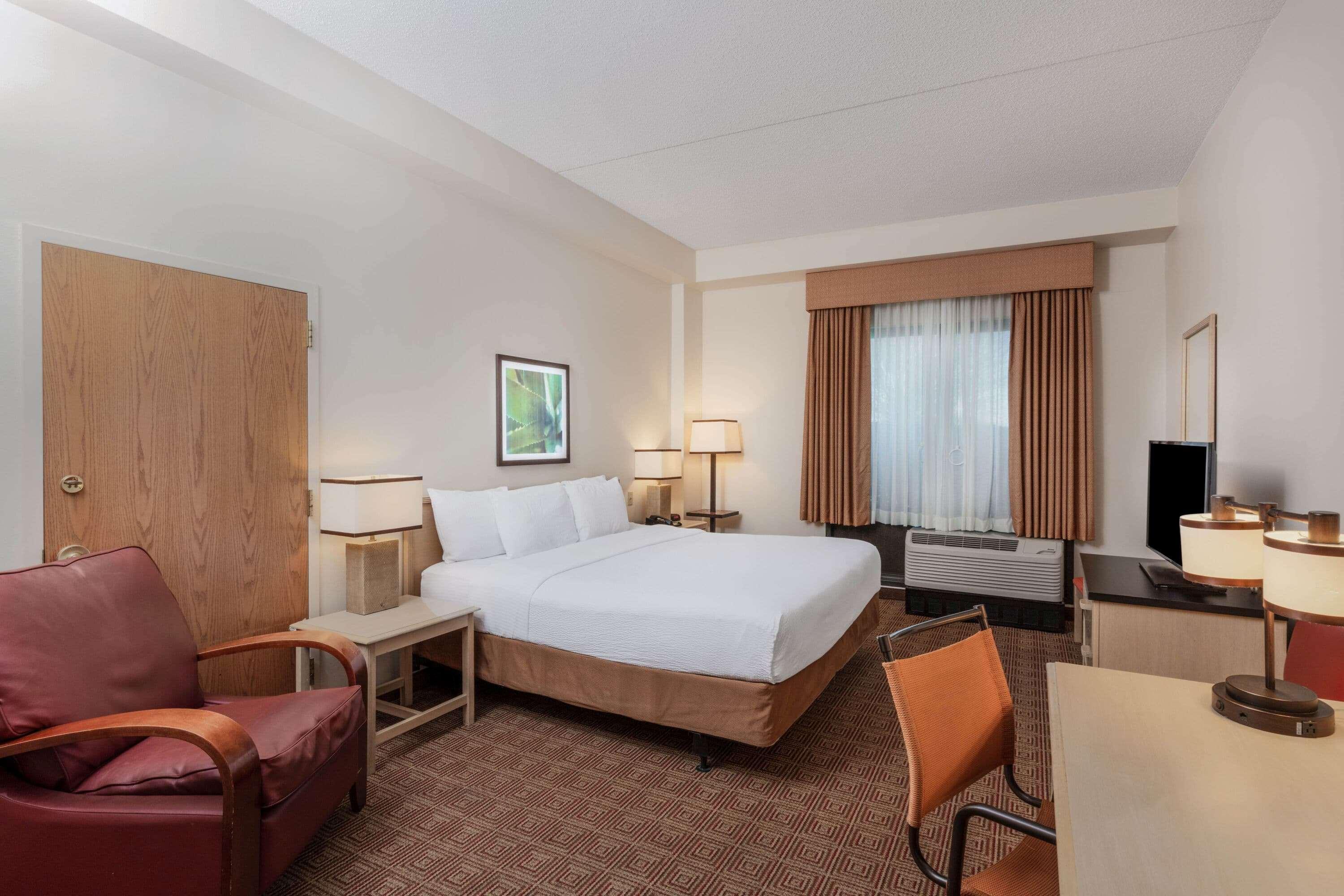 La Quinta By Wyndham Garden City Exterior photo