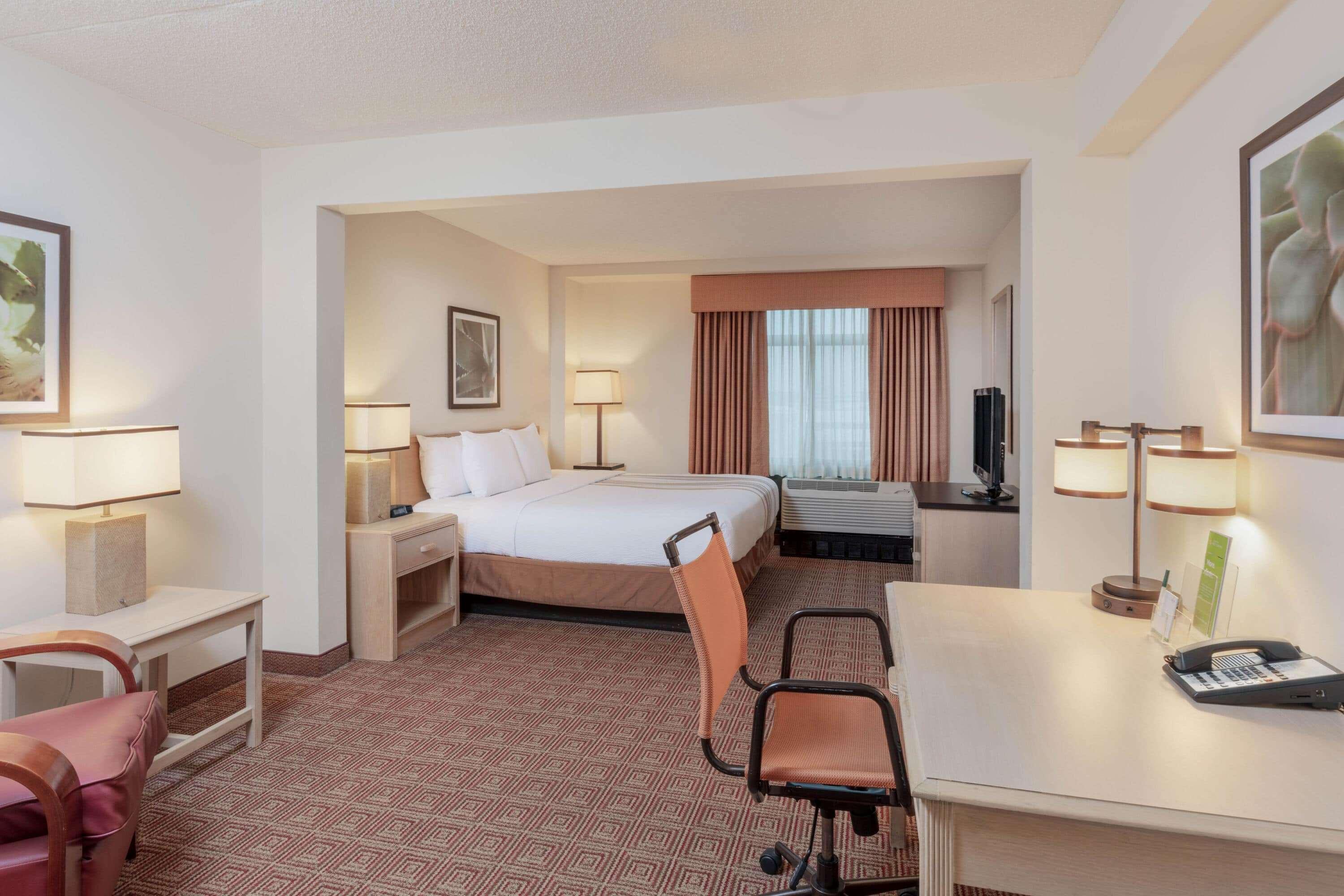 La Quinta By Wyndham Garden City Exterior photo