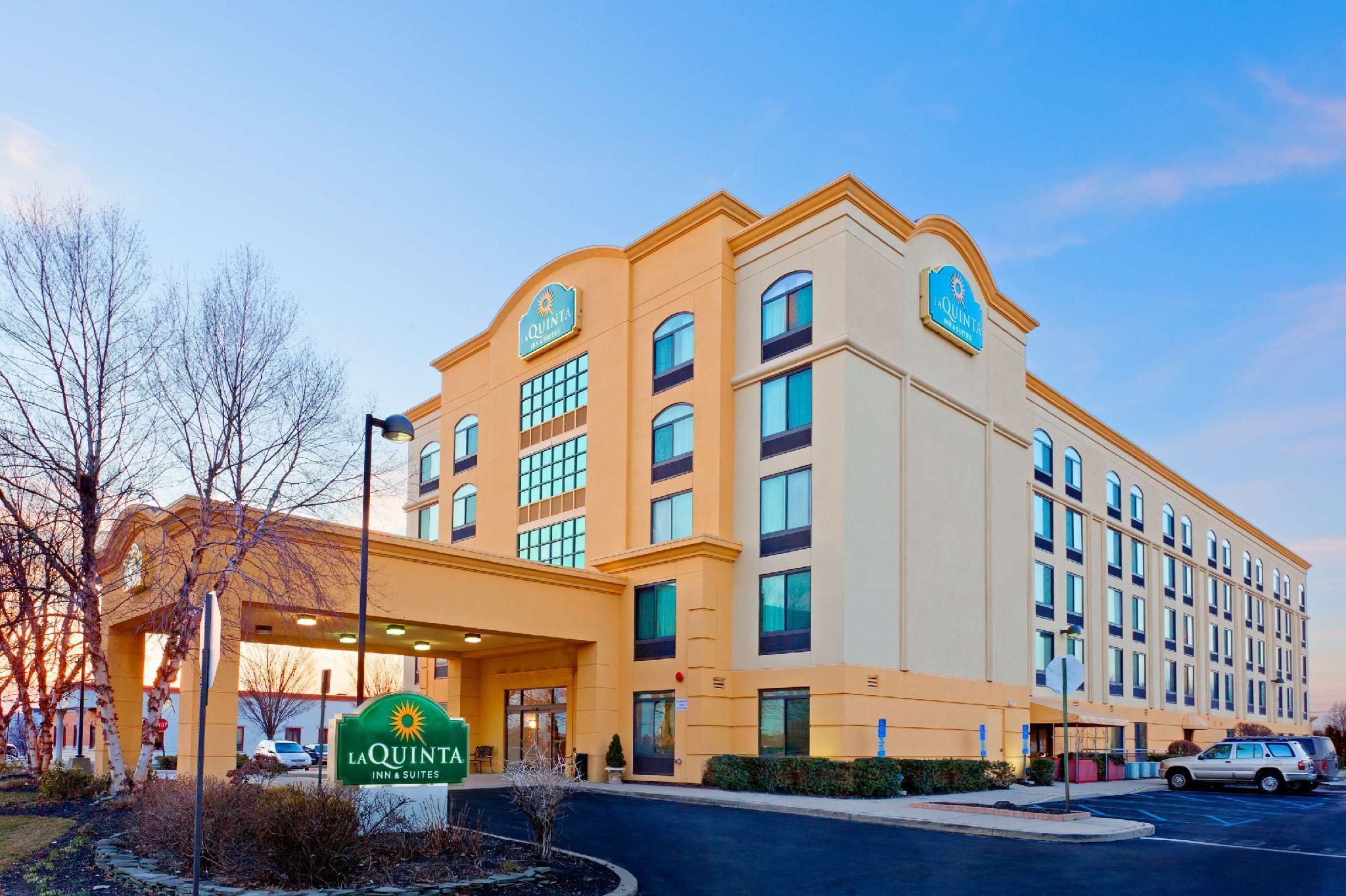 La Quinta By Wyndham Garden City Exterior photo