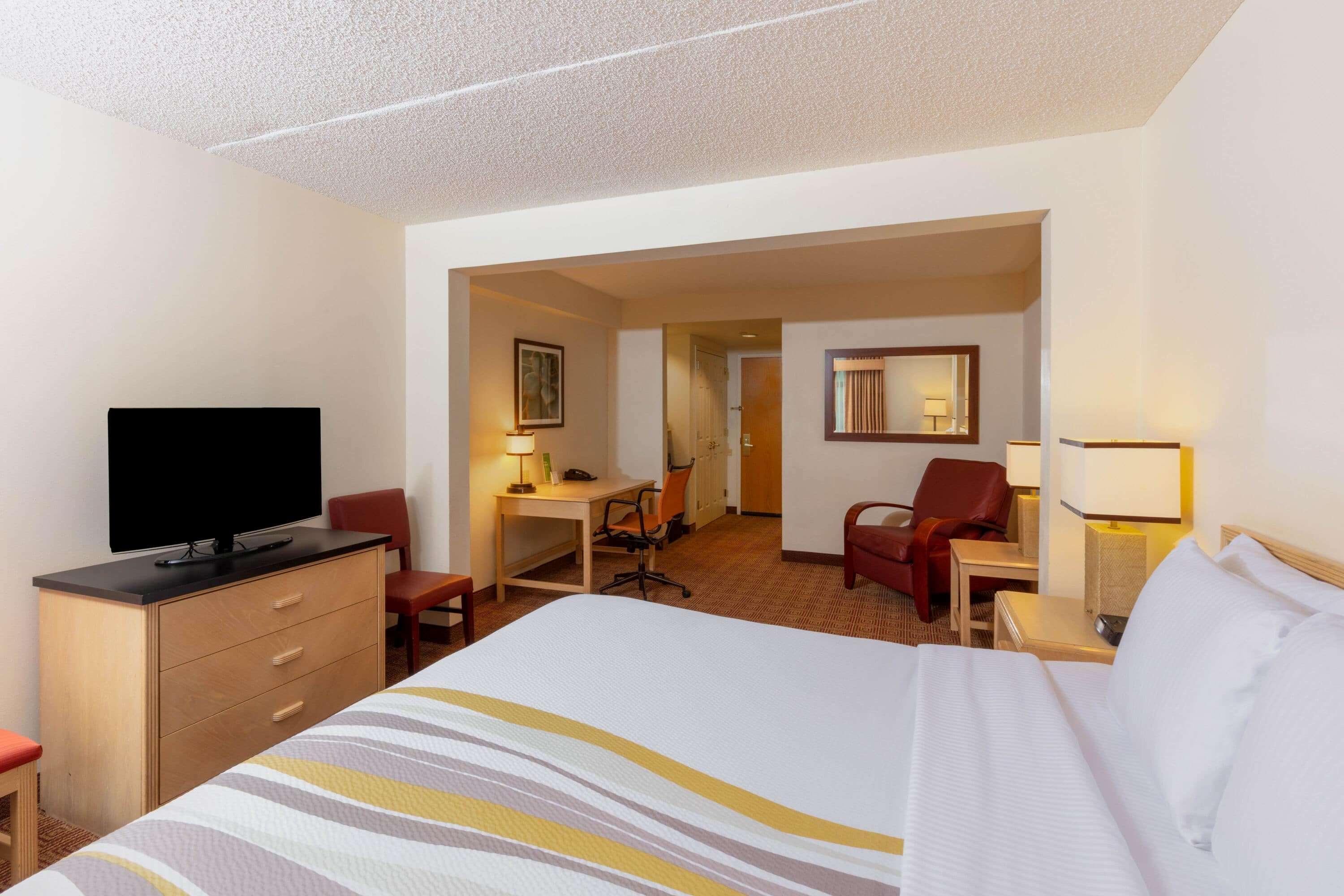 La Quinta By Wyndham Garden City Room photo