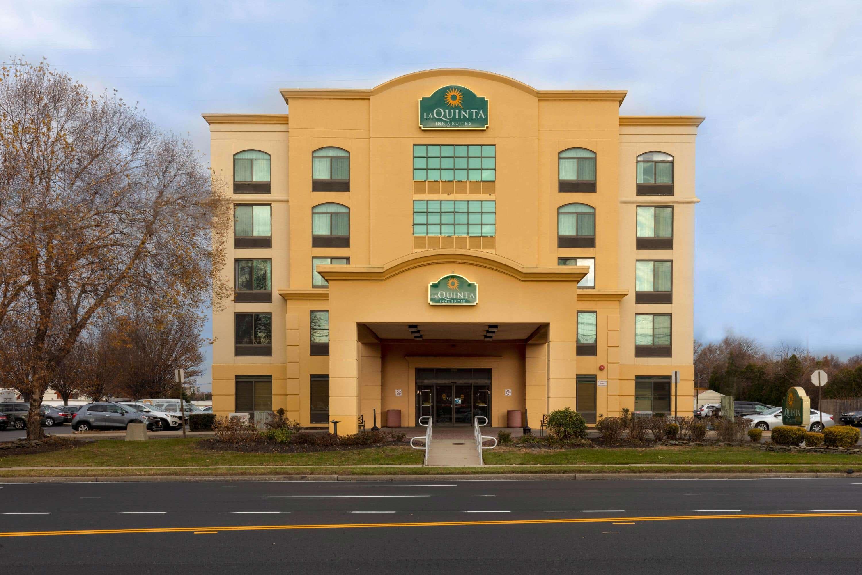La Quinta By Wyndham Garden City Exterior photo