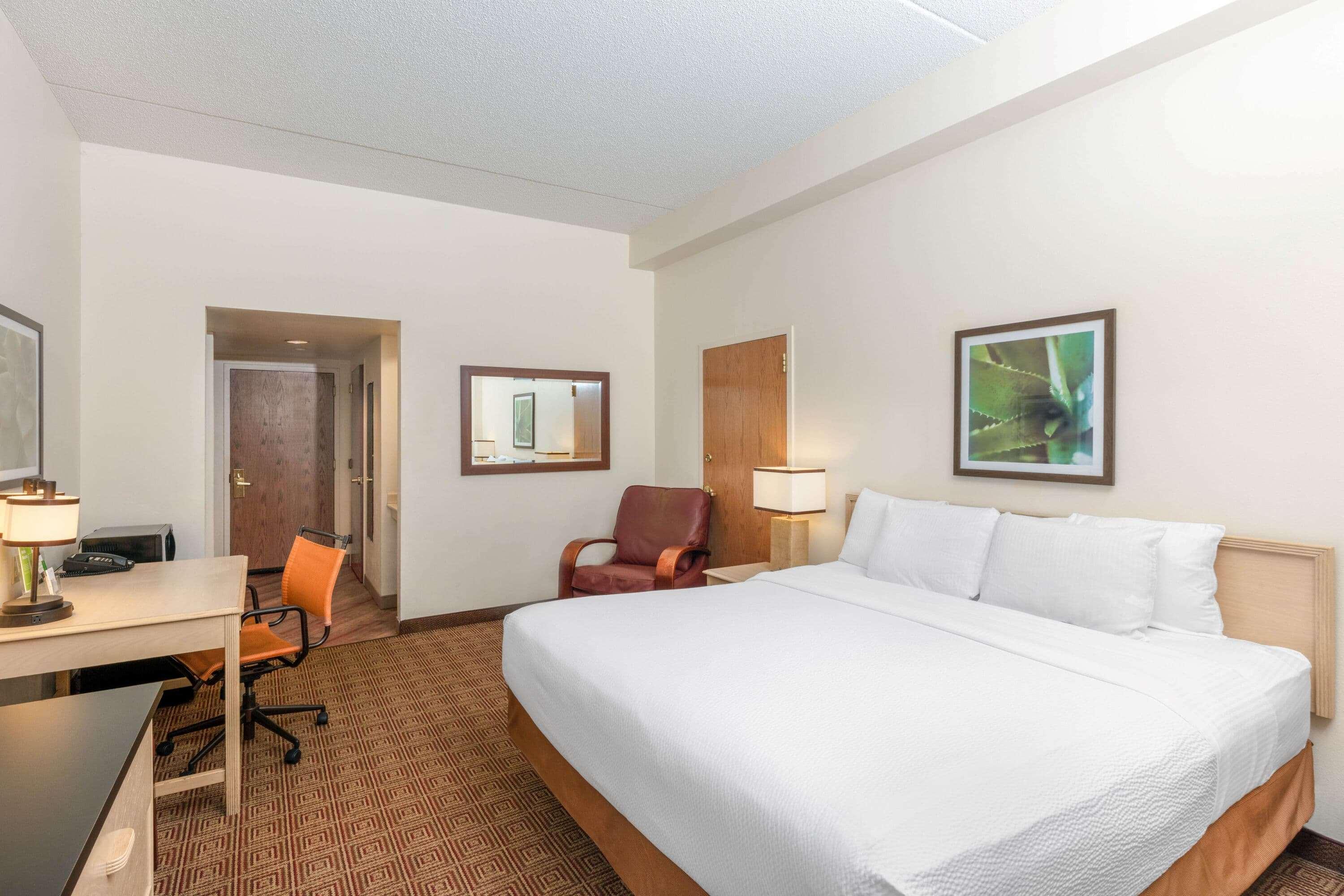 La Quinta By Wyndham Garden City Exterior photo