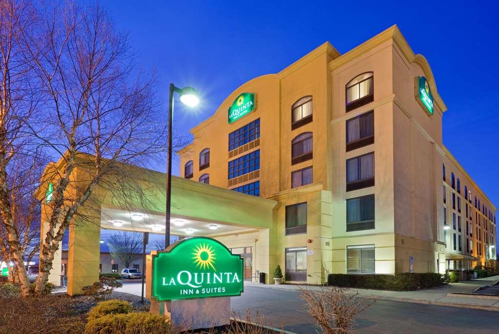 La Quinta By Wyndham Garden City Exterior photo