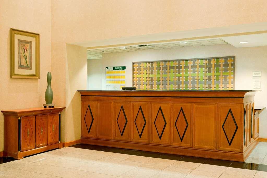 La Quinta By Wyndham Garden City Interior photo